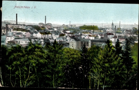 Ak Netzschkau im Vogtland, Blick auf die Stadt, Hügel und Bäume, historische Gebäude