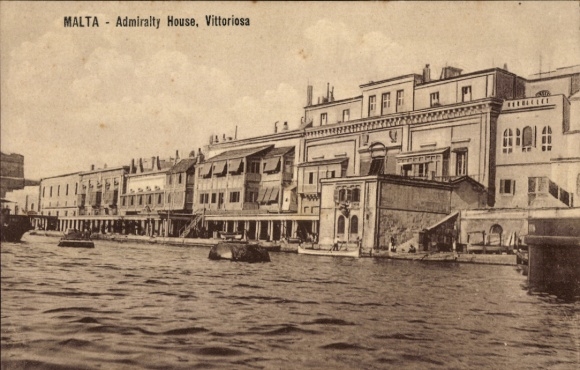 Postcard Vittoriosa Malta, Admiralty House, water view, historical architecture