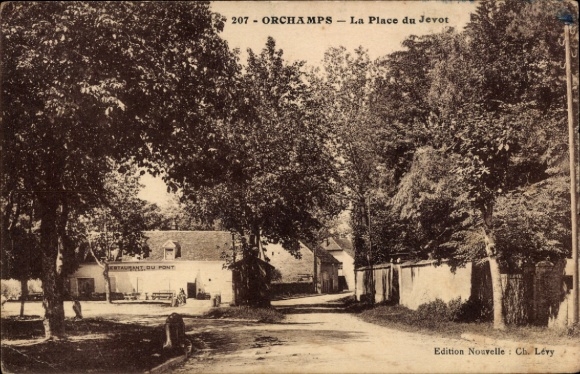 Ak Orchamps Jura,  La Place du Jevot, ländliche Szenerie, alte Gebäude