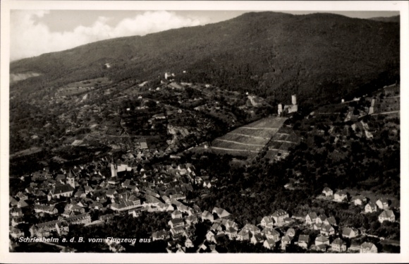 Ak Schriesheim an der Bergstraße, Luftaufnahme von  Berglandschaft, Stadt, Gebäude