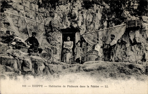 Ak Dieppe Seine Maritime, Habitation de Pecheurs dans la Falaise, Netze