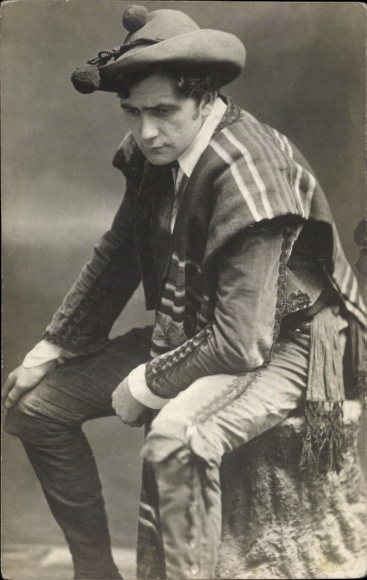Photo Postcard man in traditional costume, portrait, hat