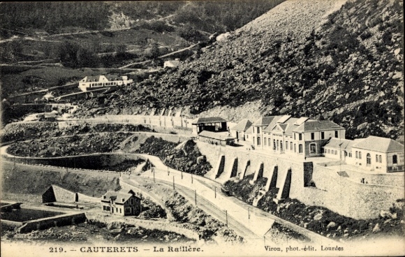 Ak Cauterets Hautes Pyrénées ,  La Raillère, Straße, Gebäude, Berglandschaft