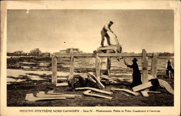 Postcard Missions d'Extreme Nord Canadien, Missionnaires, Pretre et Frere Coadjuteur a l'ouvrage