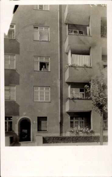 foto Ak Berlin Lichtenberg Friedrichsfelde, woongebouw Caprivialee 48, bewoner bij het raam