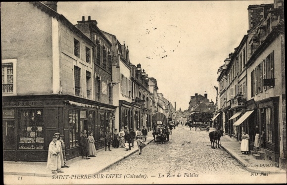 Ak Saint Pierre sur Dives Calvados, La Rue de Falaise