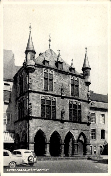 Postcard Echternach Luxembourg, Hôtel de Ville, architecture, fence with coat of arms, no people