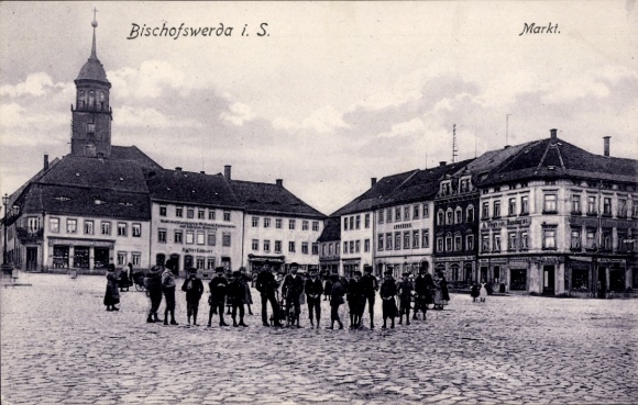 Ak Bischofswerda in Sachsen, Marktplatz mit Gebäuden, Menschenmenge, Kirchturm