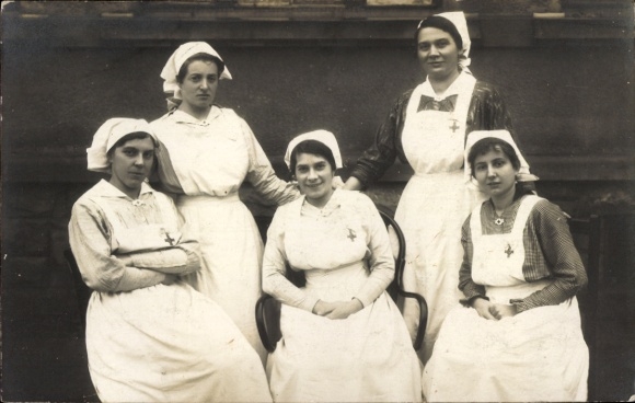 Photo Postcard Five nurses in uniform, Red Cross