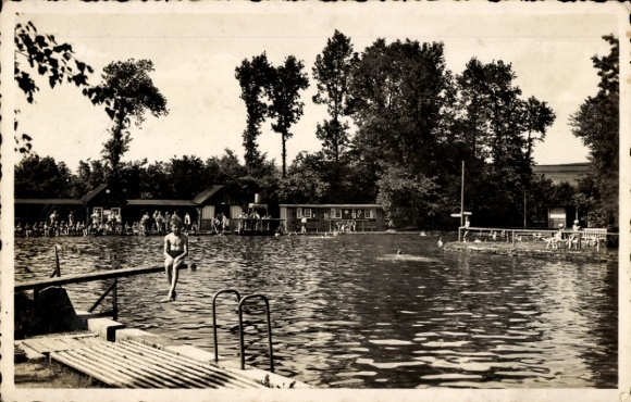 Photo Postcard Neukirch in Lausitz, outdoor swimming pool, view from the edge of the pool, diving board