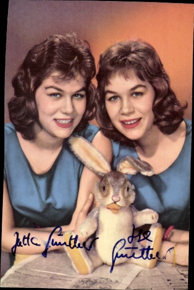 Postcard actresses Isa Günther and Jutta Günther, portrait, autograph, stuffed rabbit