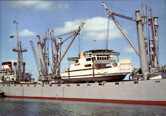Ak Overname van een veerboot op vrachtschip MS Treuenfels, DDG Hansa