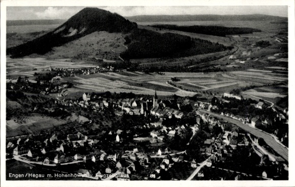 Ak Engen im Hegau Baden, Luftaufnahme von  Hohenhöwen, Landschaft, Häuser, Kirche