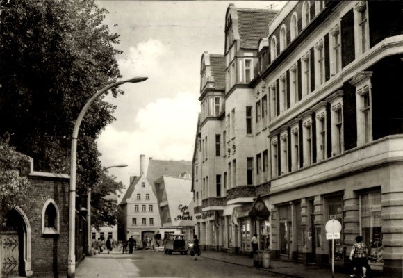 Postcard Bitterfeld in Saxony Anhalt, Walther-Rathenau-Straße, shops