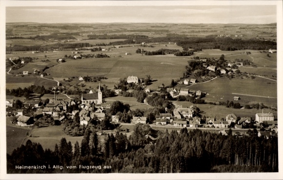 Ak Heimenkirch im Allgäu, Luftaufnahme von  ländliche Umgebung, Kirche, Gebäude