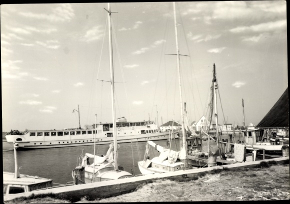 Ak Neuendorf Insel Hiddensee, Hafenpartie mit Segelbooten und Dampfer