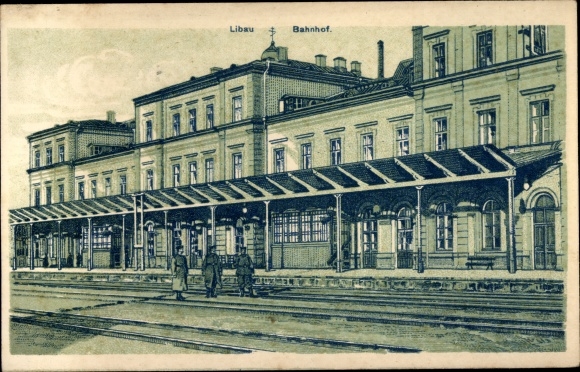 Ansichtkaart Liepaja Libau Letland, spoorzijde van het treinstation, Duitse soldaten, WOI