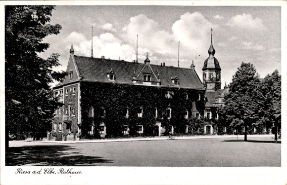 Ak Riesa an der Elbe Sachsen, Rathaus von  umgeben von Bäumen, bewölkter Himmel