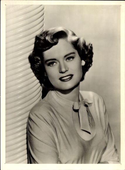 Photo actress Alexis Smith, portrait