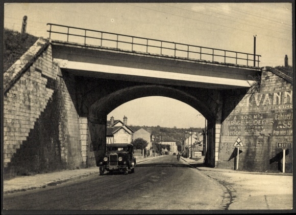 Photo Moret sur Loing Seine et Marne, town entrance, road section, railway bridge, automobile