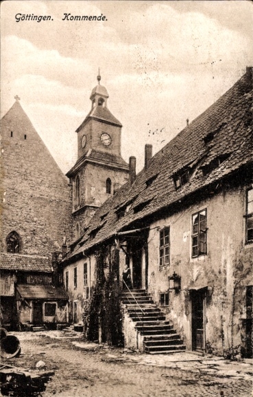 Ak Göttingen in Niedersachsen, Historische Gebäude, Uhrturm, Pflastersteine, alte Architektur