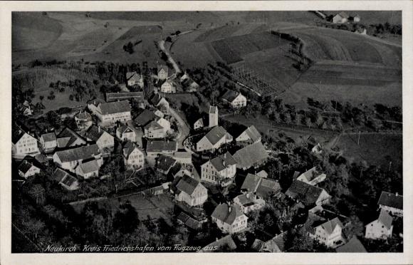 Ak Neukirch Bodenseekreis, Luftaufnahme, kleine Häuser, Landschaft, Kirche, Straße