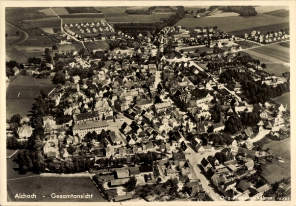 Ak Aichach in Schwaben, Luftaufnahme von  Gesamtansicht, Ländliche Umgebung, Stadtansicht