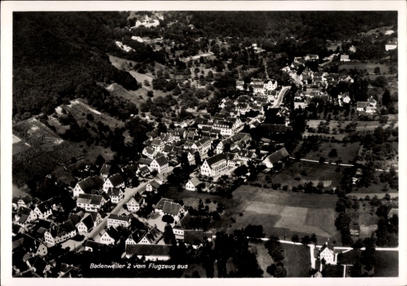 Ak Badenweiler im Schwarzwald, Luftaufnahme von  Häuser, Bäume, Felder