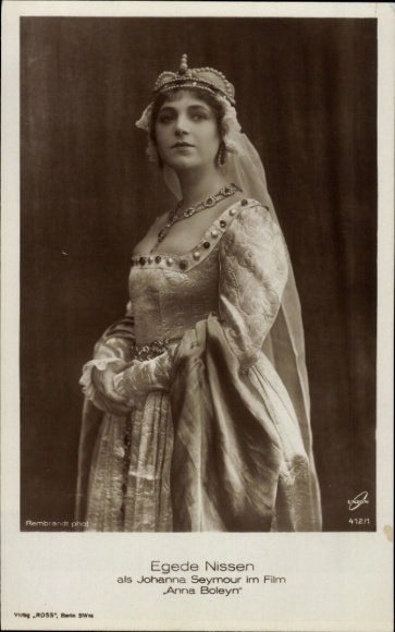 Postcard actress Egede Nissen, portrait, as Johanna Seymour, film Anna Boleyn
