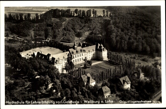 Ak Weilburg an der Lahn Hessen, Luftaufnahme der Hochschule für Lehrerbildung, umgeben von Bäumen