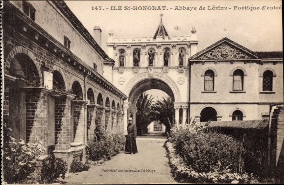 Postcard Ile Saint Honorat Îles de Lérins Alpes Maritimes, Abbaye de Lérins, Portique d'entrée, woman in