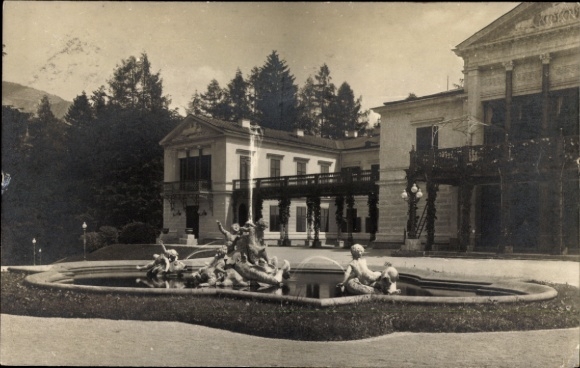 Ak Bad Ischl in Oberösterreich, Brunnen mit Skulpturen, Kaiserliche Villa,  Bäume im Hintergrund