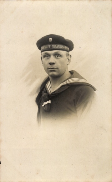 Foto Ak Reichsmarine, Matrose mit Mützenband Linienschiff Braunschweig