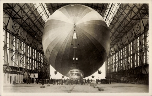 Postcard Friedrichshafen on Lake Constance, airship LZ 127 Graf Zeppelin, bringing into the airship hangar