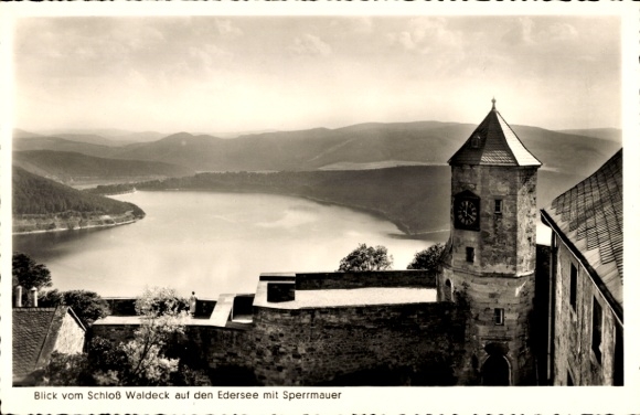 KP Waldeck am Edersee Hessen, Zamek Waldeck z widokiem na jezioro i tamę