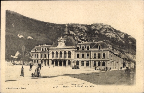 Ak Morzine Haute Savoie, Hôtel de Ville,  Architektur, Berglandschaft, Menschen auf Straße
