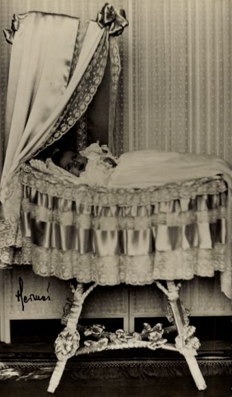 Postcard Princess Birgitta of Sweden, portrait as a baby in the cradle