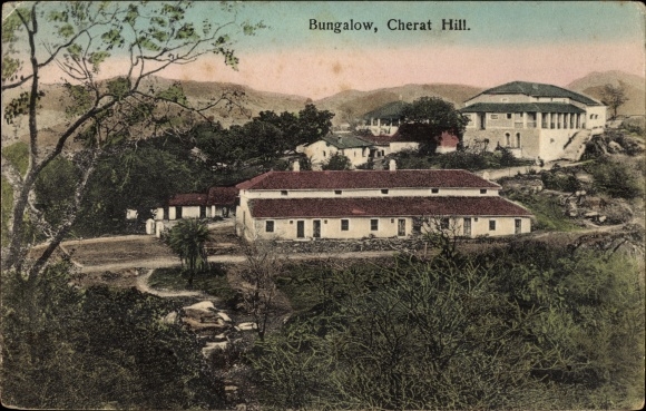 KP Cherat Hill Pakistan, widok na bungalow, częściowy widok na wioskę