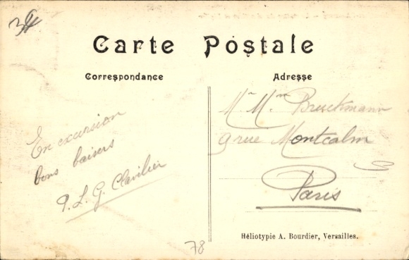 Postcard Montfort l'Amaury Yvelines, Le cloitre du cimetiere et l'église