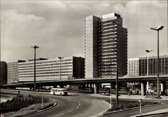 Postcard Halle an der Saale, Ernst-Thälmann-Platz, high-rise buildings, bus traffic, street view