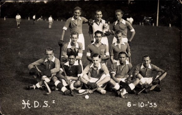 Photo Postcard Den Haag, HDS hockey team 1935, group photo