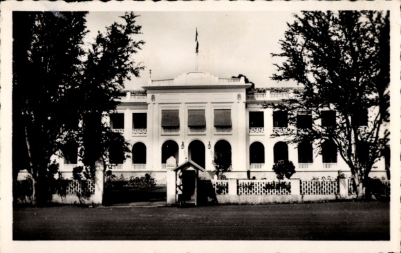 Ak Yaoundé Jaunde Kamerun, Palais du Gouvernement, weißes Gebäude, Bäume, Flagge, schwarz-weiß