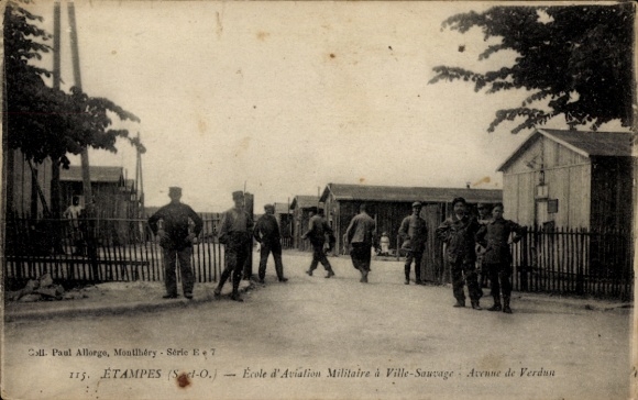 Ak Étampes Essonne, Soldaten, Militärschule, Holzbaracken, Straße, Bäume