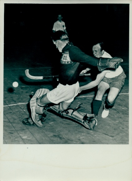 Photo Berlin Prenzlauer Berg, hockey Oberliga, Hamburg against Lichtenberg 14.3.1953, Seelenbinder Halle