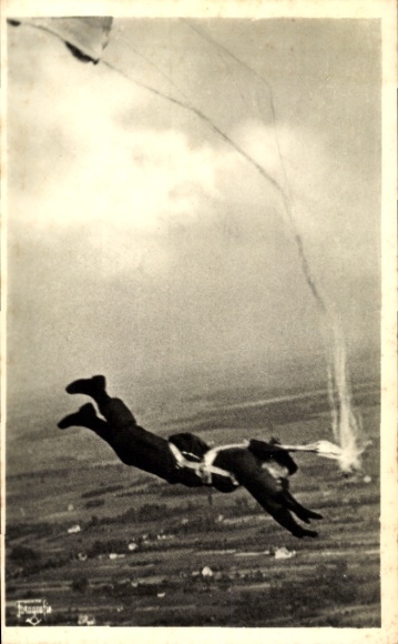 Ak Fallschirmjäger der Deutschen Luftwaffe im freien Fall nach dem Absprung, II. WK
