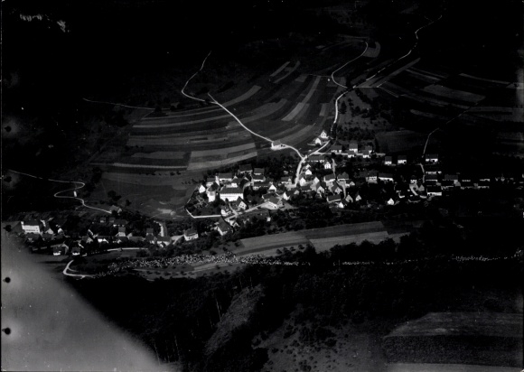 Ak Margrethausen Albstadt im Zollernalbkreis, Ein schwarz-weiß Luftbild zeigt Margrethausen vo...