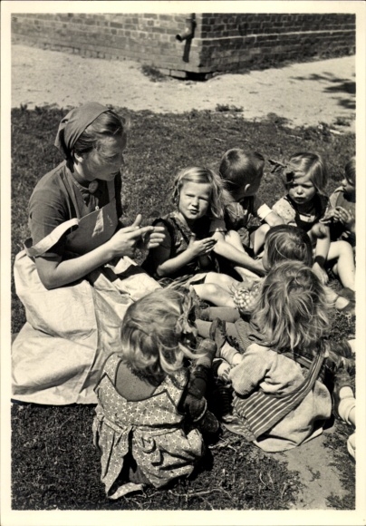 Ak Reichsarbeitsdienst, Arbeitsmaid, Kindergarten, Fotograf Hans Retzlaff