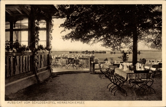 KP Herrenchiemsee Herreninsel Chiemsee Górna Bawaria, widok z zamku, hotelowa restauracja na świeżym powietrzu,