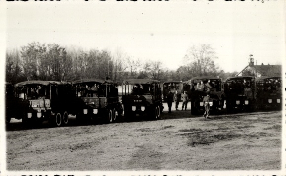 Foto Armeefahrzeuge, Soldaten in Uniform