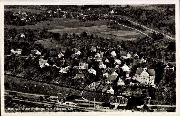 Ak Enzisweiler Bodolz am Bodensee, Luftaufnahme von  Bodensee, Häuser, Landschaft